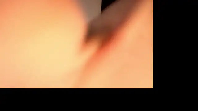 Snapshot of bluntbeautyxo chatting on December 16, 2025, 2:22 pm bluntbeautyxo online show from December 16, 2025, 2:22 pm