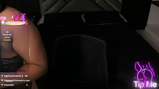 Snapshot of Almaablack chatting on December 15, 2025, 8:24 pm Almaablack online show from December 15, 2025, 8:24 pm