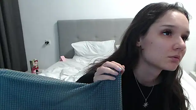 LiaBright online show from December 18, 2025, 5:08 pm