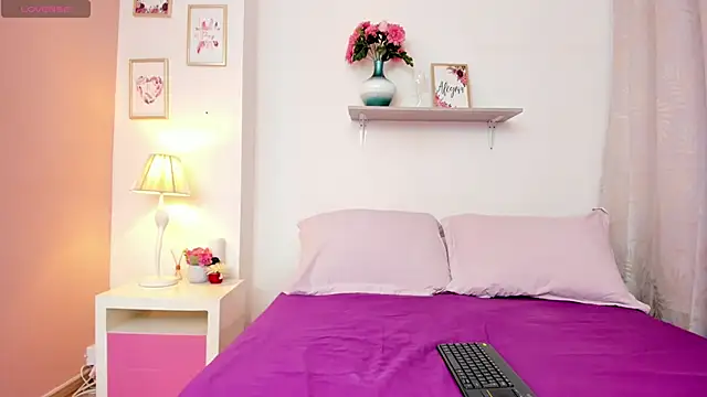 Snapshot of EmmaBell_ chatting on December 17, 2025, 12:55 pm EmmaBell online show from December 17, 2025, 12:55 pm