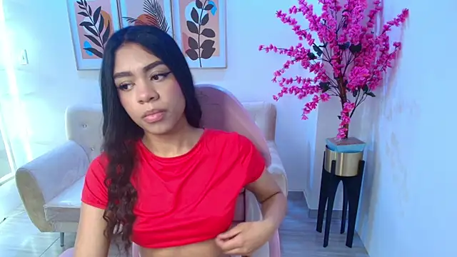 Snapshot of Sophie_clay chatting on April 18, 2026, 7:51 pm Sophie clay online show from April 18, 2026, 7:51 pm