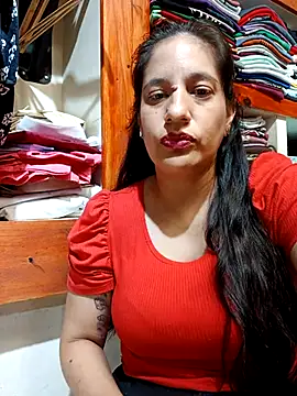 julietaloovee online show from February 18, 2026, 1:29 pm