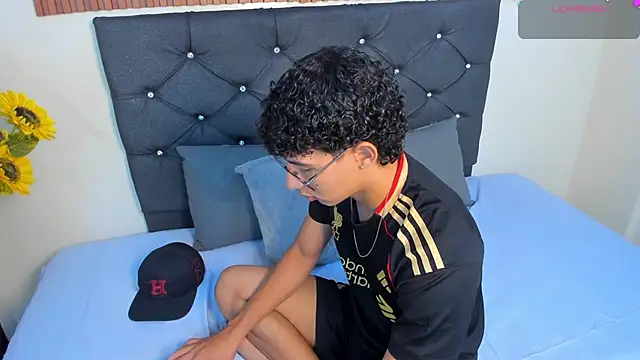 Snapshot of Antoniio_miller chatting on December 16, 2025, 12:54 pm Antoniio miller online show from December 16, 2025, 12:54 pm