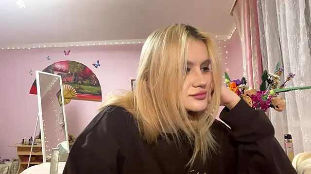 Snapshot of MelisaBloomy chatting on December 14, 2025, 2:11 pm MelisaBloomy online show from December 14, 2025, 2:11 pm