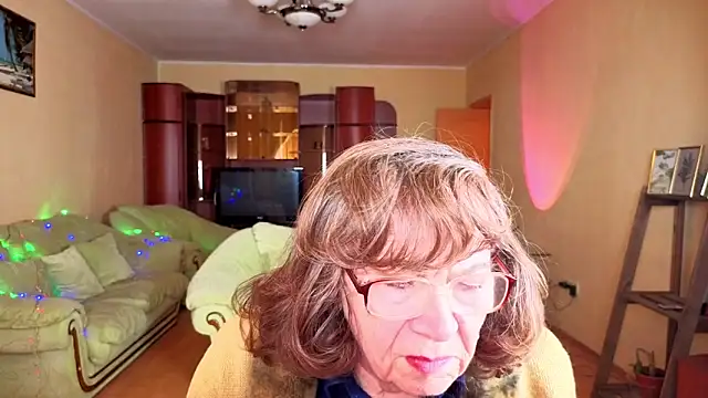 Snapshot of Betty_Bricks chatting on December 22, 2025, 9:28 am Betty Bricks online show from December 22, 2025, 9:28 am