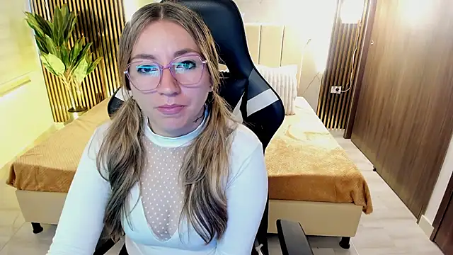 Snapshot of Violeta_Dream_ chatting on December 15, 2025, 2:43 pm Violeta Dream online show from December 15, 2025, 2:43 pm