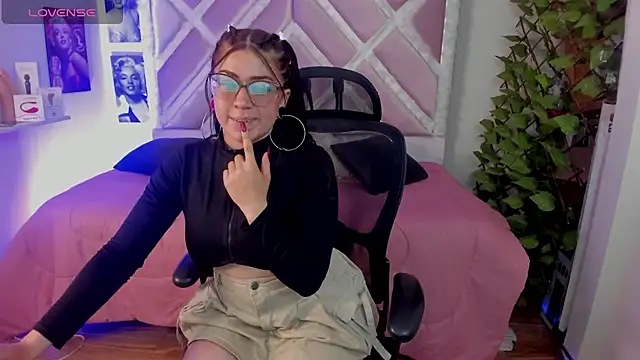 Snapshot of Sraemma chatting on December 17, 2025, 10:27 pm Sraemma online show from December 17, 2025, 10:27 pm