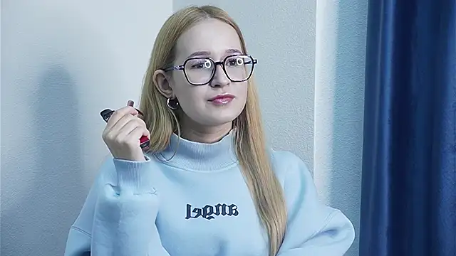 Snapshot of GwynKnispel chatting on December 16, 2025, 4:17 am GwynKnispel online show from December 16, 2025, 4:17 am