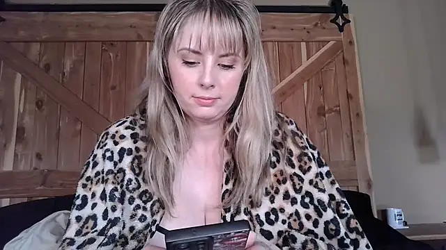Snapshot of onesmittenkitten chatting on March 3, 2026, 5:52 pm onesmittenkitten online show from March 3, 2026, 5:52 pm