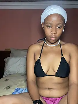 Snapshot of yellowjewelgirl chatting on December 17, 2025, 10:38 pm yellowjewelgirl online show from December 17, 2025, 10:38 pm