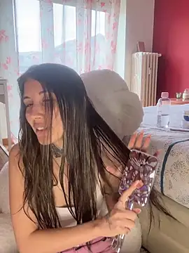 saphirafox online show from April 1, 2026, 1:41 pm