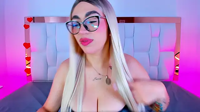 Snapshot of CamilleJuicy_ chatting on July 7, 2026, 12:53 pm CamilleJuicy online show from July 7, 2026, 12:53 pm