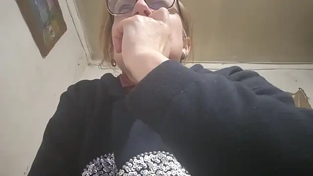 Snapshot of KissAndVibe chatting on December 19, 2025, 7:43 pm KissAndVibe online show from December 19, 2025, 7:43 pm