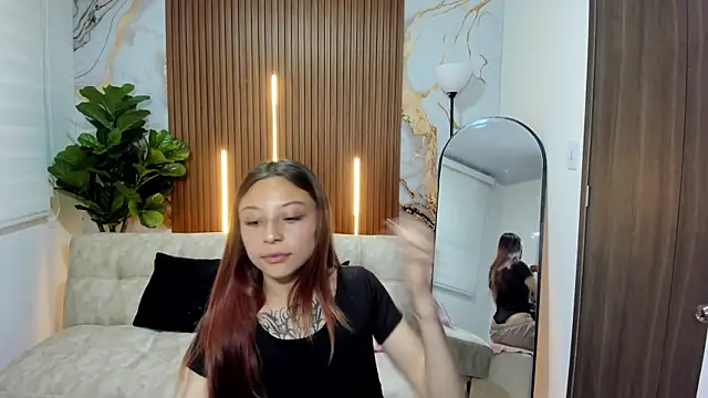 Snapshot of Nickie_reed_ chatting on December 17, 2025, 8:15 pm Nickie reed online show from December 17, 2025, 8:15 pm