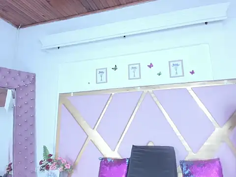 ShantallFoxxie online show from December 21, 2025, 12:45 pm