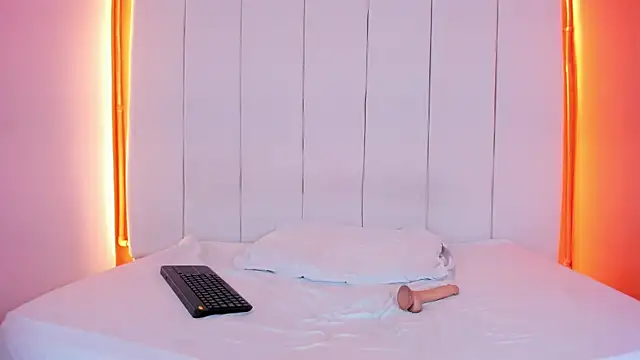 Snapshot of Sunny_OS chatting on February 6, 2026, 8:01 pm Sunny OS online show from February 6, 2026, 8:01 pm