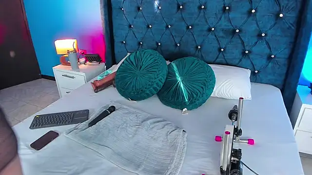 Issa Clark01 online show from April 9, 2026, 10:04 pm