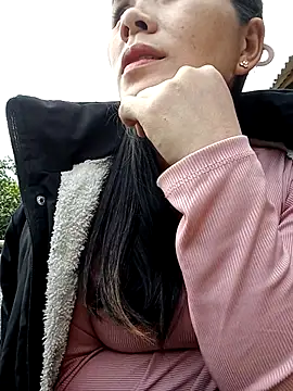 Snapshot of Uzi-na chatting on December 18, 2025, 9:15 am Uzi-na online show from December 18, 2025, 9:15 am