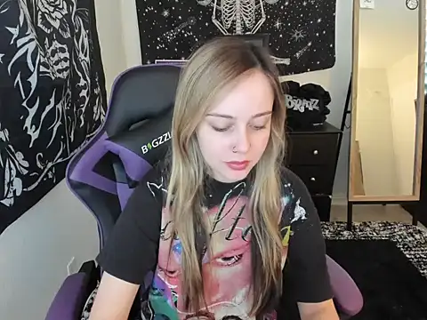 Snapshot of luna_lovelyyy chatting on December 17, 2025, 6:14 pm luna lovelyyy online show from December 17, 2025, 6:14 pm