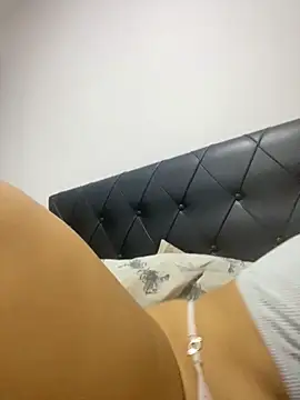 Snapshot of Nini_ chatting on April 8, 2026, 8:20 pm Nini online show from April 8, 2026, 8:20 pm