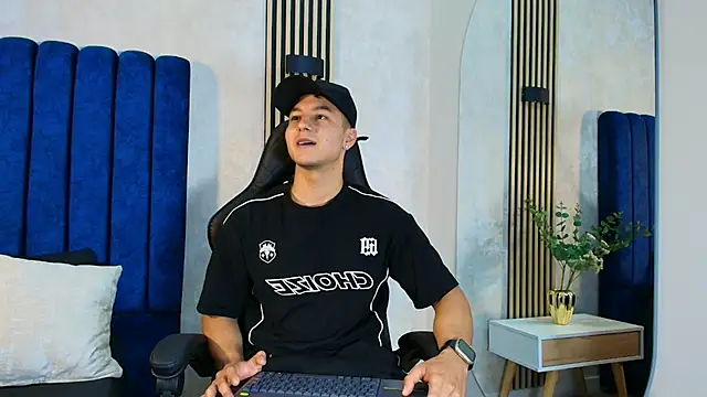 Snapshot of Noah_Clarkk chatting on May 17, 2026, 6:15 pm Noah Clarkk online show from May 17, 2026, 6:15 pm