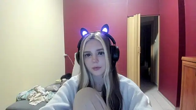 Snapshot of LunaAngell chatting on December 21, 2025, 12:40 am LunaAngell online show from December 21, 2025, 12:40 am