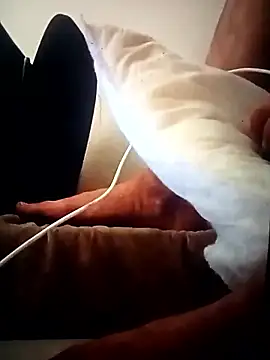 Snapshot of cazzigrossi23 chatting on December 18, 2025, 2:45 pm cazzigrossi23 online show from December 18, 2025, 2:45 pm