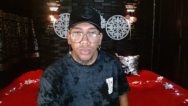 Snapshot of THIAN_KNOX chatting on December 19, 2025, 5:53 pm THIAN KNOX online show from December 19, 2025, 5:53 pm