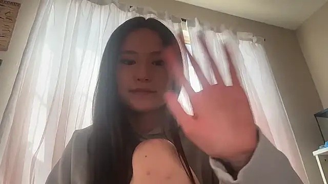 luvvivii online show from April 15, 2026, 12:50 am