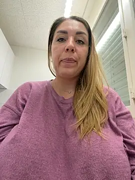 Vaannessaa online show from December 21, 2025, 8:27 pm