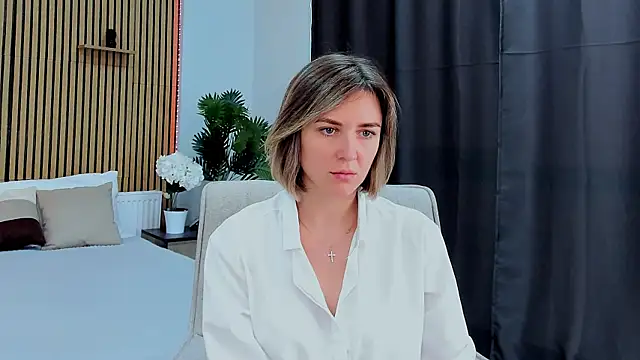 EmeraldGlow online show from April 10, 2026, 2:33 pm