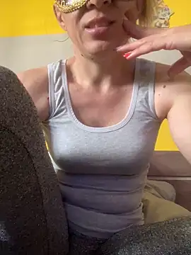 Snapshot of SexyMamiVee chatting on May 6, 2026, 10:42 am SexyMamiVee online show from May 6, 2026, 10:42 am