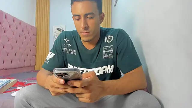 axelsavage042 online show from January 7, 2026, 8:22 pm