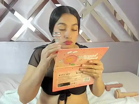 MiaKleinX online show from April 8, 2026, 11:16 pm