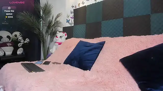 Mia Fox05 online show from February 9, 2026, 8:02 pm