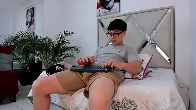 Snapshot of Liam_saint chatting on February 24, 2026, 12:25 pm Liam saint online show from February 24, 2026, 12:25 pm