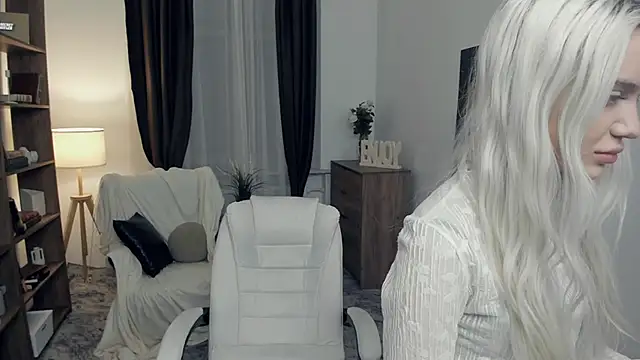 KristalCrowner online show from February 7, 2026, 7:28 pm