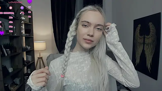 KristalCrowner online show from February 8, 2026, 7:28 pm