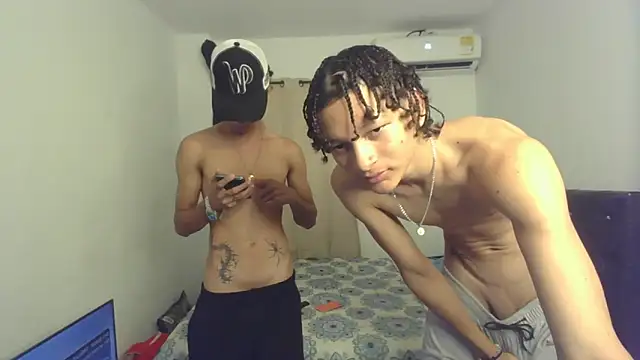 Snapshot of pocket_loversxxx chatting on February 25, 2026, 4:00 am pocket loversxxx online show from February 25, 2026, 4:00 am