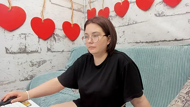 Snapshot of Sweetie_Rozzy chatting on May 2, 2026, 1:32 am Sweetie Rozzy online show from May 2, 2026, 1:32 am