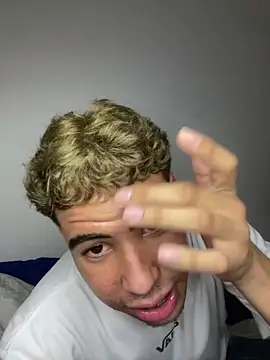 Snapshot of lzinho9153 chatting on March 6, 2026, 9:44 pm lzinho9153 online show from March 6, 2026, 9:44 pm