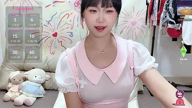 xiaoguai99 online show from April 14, 2026, 11:49 am