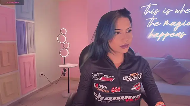 KayraLanne online show from January 18, 2026, 3:32 am