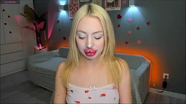 Luna Beverly online show from February 22, 2026, 8:18 pm