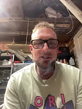 Snapshot of WIDBIGWHITECOCK chatting on April 25, 2026, 3:31 am WIDBIGWHITECOCK online show from April 25, 2026, 3:31 am