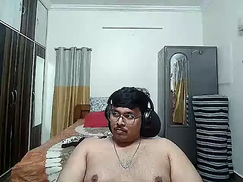 Snapshot of maxi23932 chatting on May 17, 2026, 11:28 am maxi23932 online show from May 17, 2026, 11:28 am