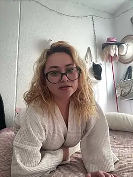 Snapshot of Lililuxx chatting on February 28, 2026, 8:32 pm Lililuxx online show from February 28, 2026, 8:32 pm