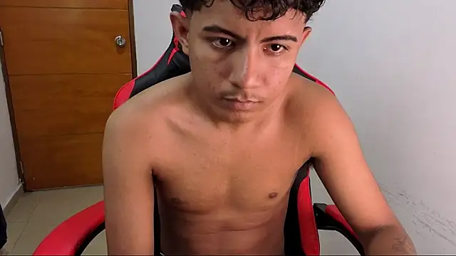 Snapshot of Alluringangel23 chatting on March 5, 2026, 2:40 am Alluringangel23 online show from March 5, 2026, 2:40 am