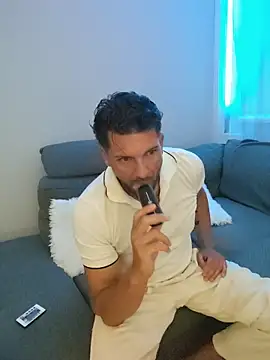 Snapshot of Angelo_33 chatting on July 17, 2026, 8:46 pm Angelo 33 online show from July 17, 2026, 8:46 pm