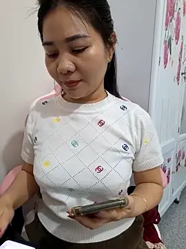 Snapshot of Avelyn-n chatting on February 8, 2026, 2:37 am Avelyn-n online show from February 8, 2026, 2:37 am